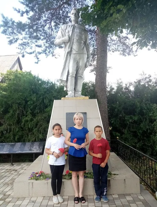 3 У памятника с. Вперед.jpg