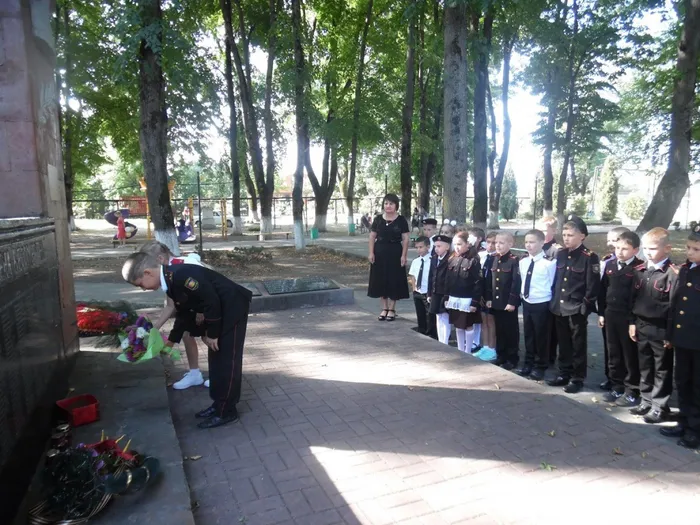 У памятника